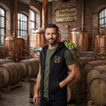 Bierkinger Weste getragen, schwarze Ärmellos-Hoodie-Weste in der Brauerei